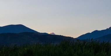 Dağlar gökyüzü gündoğumu sırasında karşı doğal görünümünü. 