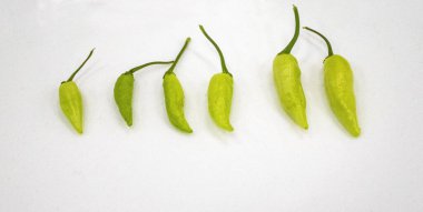 Beyaz Masa 'da Yeşil Biber Görünümü. 