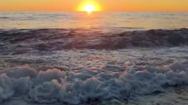 Güzel Gündoğumu Dalgası. Güney İtalya, Calabria 'daki Tırren Denizi' nin Sihirli Sahili. Güzel Günbatımı.