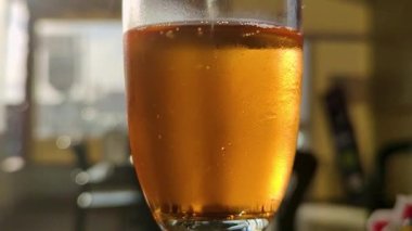 Şampanya kadehinde hava kabarcıkları. Bir bardak şampanya lütfen. Bir Tatil Konsepti, Neşeli bir Şirkette Bir Ziyafet.
