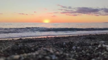 Okyanusun üstünde 4k Big Sunrise. Güzel Günbatımı ya da Deniz Üzerindeki Gökyüzünde Gün Doğumu Kumsalda. Sabah gündoğumu.