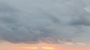 Kümülüs bulutları. Yer üstünde uçan beyaz bulutların olduğu bir arka plan. Hava tahmini için resim. Zaman turları.