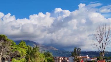 Zemin üzerinde bulutlar yoğun bir tabaka hareketi. Dağlar dünyayı kapsayan bulutlardan çıkıyor. Zaman turunda.