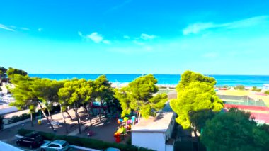 Dünyanın en iyi plajları. Mavi denizdeki otelin balkonundan en üst manzara. Calabria, İtalya, Tiren Denizi. Güzel sahil, uzun palmiye ağaçları. Turkuaz deniz suyuyla gevşeme.