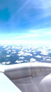 Horizon 'a uzanan Beyaz Bulutların İnanılmaz Manzarası, Yukarıdan Parlayan Güneş Işıklarıyla Bir Uçak Penceresinden Çekildi.