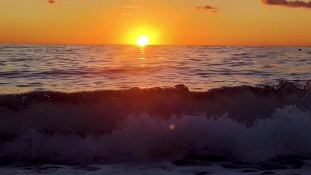 美丽的日出浪花位于意大利南部卡拉布里亚的第尔仁海的神奇海岸 美丽的日落 — 图库视频影像