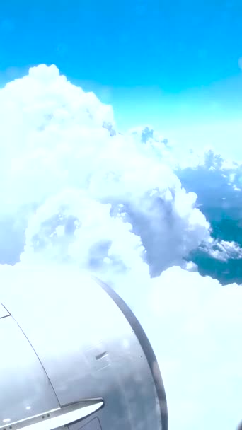 水平線に伸びる白い雲の絶景 上から太陽の光が差し込む飛行機の窓から撮影 — ストック動画