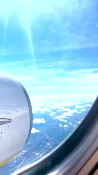 水平線に伸びる白い雲の絶景 上から太陽の光が差し込む飛行機の窓から撮影 — ストック動画
