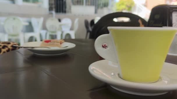 Close Uma Mulher Turística Feliz Tomando Café Manhã Com Café — Vídeo de Stock