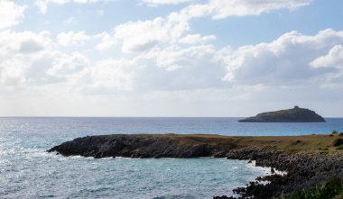 Avrupa 'nın En İyi Deniz ve Plajları, Calabria' nın Sahili, Cirella Adası. İtalya. Yazın Tatil, Resimli Bir Yerde Tatil.