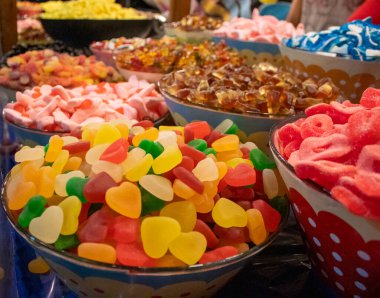 Bir sürü renkli şeker. Diamante, Calabria, Güney İtalya 'da bir markette şeker. Jöle ve şekerli tatlılar. Çocuklar için Renkli Şekerleme Dizisi.