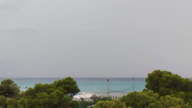 Güney İtalya 'daki Calabria, Avrupa' daki Tropikal Denizin Turkuaz Suları 'nın güzel manzarası. Tropik bir adada kumsal. Blue Skies ve Fabulous Seas ile egzotik bir yer.