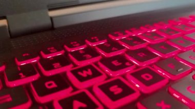 Not Defteri Oyun Arka Işığı Klavyesinin Kapanışı. Kırmızı Arkaplan Laptop Klavyesi.