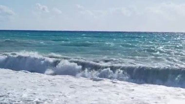Okyanus Dalgaları. Okyanus Dalgaları ile yüzmek, Güneş tarafından aydınlatılan bir kameraya doğru bir deniz suyuna çarpan kıvrımlı bir rulonun yakın çekimine çarpar..