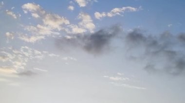 Parlak Gök 'ün Panoraması. Beyaz ve Renkli Bulutlara Karşı Kara Bulut, Dramatik Bulutlu Güneş Işığı.