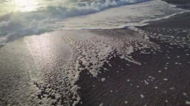 Okyanus Dalgaları. Calabria 'daki Tropikal Sahilde Okyanus Dalgaları ile yüzmek İtalyan güneşinin aydınlattığı.