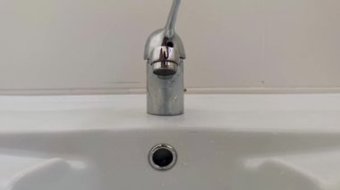 Su Musluğu. Lavaboda Lavabo 'yla Su Akışı. Modern Temiz Ev. Hijyen kavramı. Panorama.