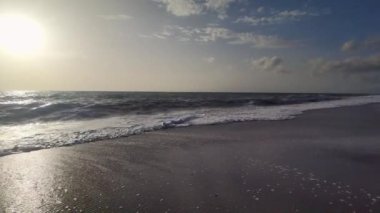 Okyanus Dalgaları. Calabria 'daki Tropikal Sahilde Okyanus Dalgaları ile yüzmek İtalyan güneşinin aydınlattığı.