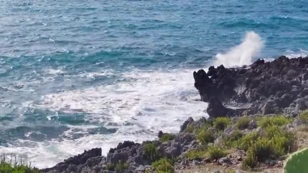 Las Olas Del Océano Chocan Con Grandes Rocas Que Rompen — Vídeo de stock