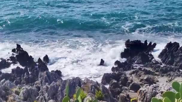 Las Olas Del Océano Chocan Con Grandes Rocas Que Rompen — Vídeo de stock