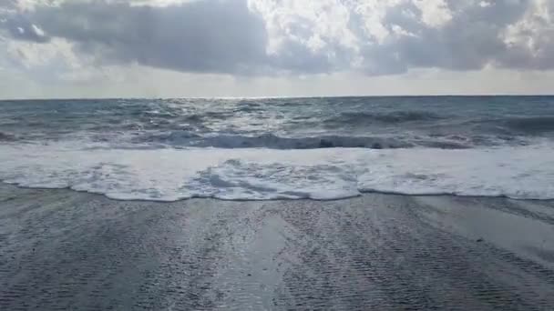 Havsvågor Simma Med Ocean Waves Den Tropiska Kusten Kalabrien Upplyst — Stockvideo