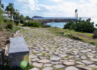 Arka planda Cirella, Diamante, Cosenza Region, Calabria, İtalya ve Avrupa adaları yer almaktadır..