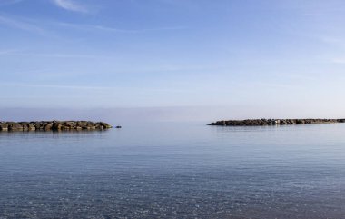 Güzel Deniz Burnu, Kumsal, Suya Yansıyan Bulutlar, Doğal Minimalist Arkaplan ve Doku, Panoramik Manzara Sancak.