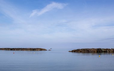 Güzel Deniz Burnu, Kumsal, Suya Yansıyan Bulutlar, Doğal Minimalist Arkaplan ve Doku, Panoramik Manzara Sancak.