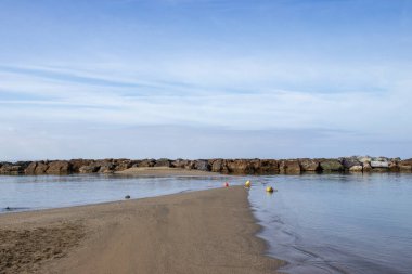 Güzel Deniz Burnu, Kumsal, Suya Yansıyan Bulutlar, Doğal Minimalist Arkaplan ve Doku, Panoramik Manzara Sancak.