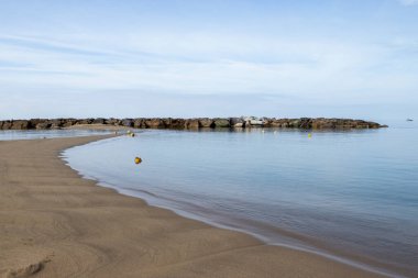 Kumsaldaki kum tepeciği sisteminin manzara manzarası. Calabria 'da geniş bir sahil, güney İtalya.