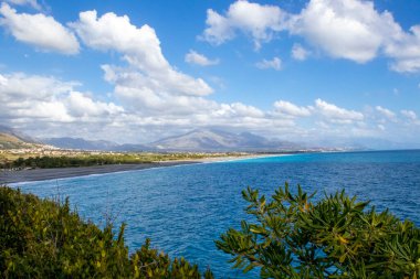 Arka planda Diamante köyünde bir sahil Cirella, Cosenza bölgesi, Calabria, İtalya, Avrupa 