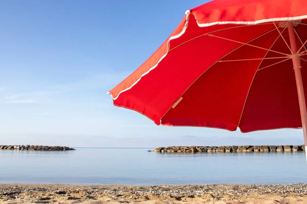 Красный Зонтик Пляже Пляжный Зонтик Летний Фон Отпуск Семейный Отпуск — стоковое фото