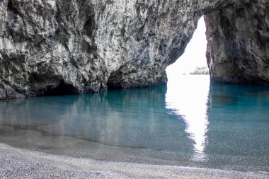 Cedars sahilinde Arcomagno Sahili, Tyrhenian Denizi, İtalya 'nın güneyi. Doğal arka plan. Doğanın Güzelliği.