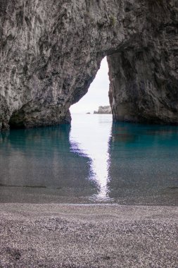 Cedars sahilinde Arcomagno Sahili, Tyrhenian Denizi, İtalya 'nın güneyi. Doğal arka plan. Doğanın Güzelliği.