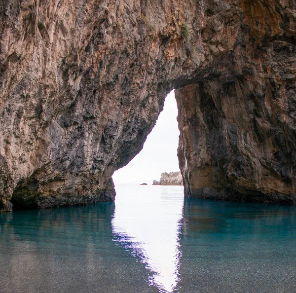 Cedars sahilinde Arcomagno Sahili, Tyrhenian Denizi, İtalya 'nın güneyi. Doğal arka plan. Doğanın Güzelliği.