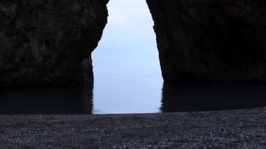 İtalya, sahil manzaralı. Tyrhenian Denizi 'nde Rock. Praia Village ve Ünlü Turist Sahnesi Spotları, Calabria. Doğanın güzelliği. Doğal Arkaplan.