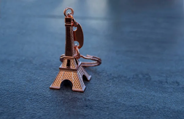 Eiffelova Věž Suvenýr Hračka Šedém Pozadí — Stock fotografie