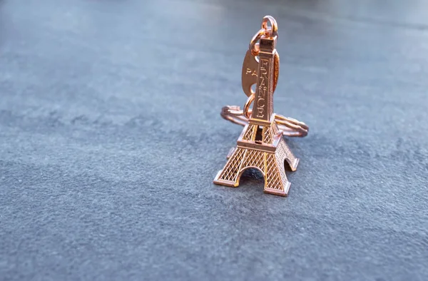 Eiffelova Věž Suvenýr Hračka Šedém Pozadí — Stock fotografie