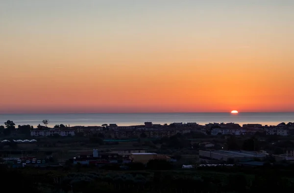 蓝色的金色日出海景 红天在海滨城镇上空 — 图库照片