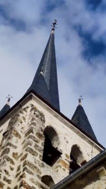 Kilise ve Mimarlık Ruhu Yazın Gökyüzünün Arkaplanına Karşı Geleneksel Tarz. Paris, Fransa 'da Mavi Gök ve Beyaz Bulutlara Karşı Kilise Çanı.