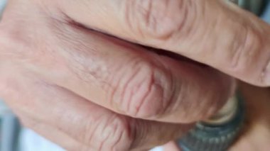 Matkabı farklı bir boyuta getirmek için elektrikli matkapla Walder 'ı söken bir zanaatkarın yakın çekimi. Dairenin veya ofisin tamiri.