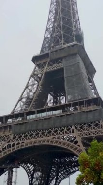 Eyfel Kulesi, Paris, Fransa, Avrupa. Yaz mevsiminde Bulutlu Gökyüzü ile Ünlü Seyahat ve Turizm Simgesi Görünümü.