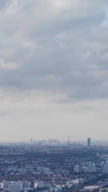 Paris 'in manzarası, bir uçağın penceresinden görünüyor. Uçak Turistlerle Şehrin Üzerinde Uçuyor. Turizmin En İyi Yönetmeni. Hava Seyahati Konsepti.