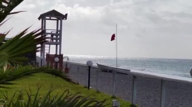 Yüzen Kızıl Bayrak yok. Sert Fırtına Denizi Kızıl Bayrak Çapa Dalgası. Sahilde Yüzmeyi Yasaklayan Kırmızı Uyarı Bayrağı. Bir Fırtına Uyarısı. 