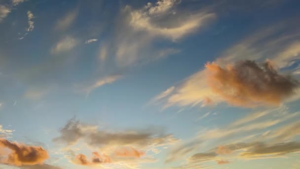 Mavi Gökteki Nanılmaz Işık Kara Bulutlar Hareketi Renkler Işıktan Karanlığa — Stok video