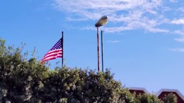 Amerika Bayrağı 'nı sallıyor. Açık Gökyüzüne Karşı Amerikan Bayrağının Düşük Açı Görünümü.