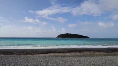 Diamante, Cirella Adası, Plajdan Sabah Manzarası. Mavi ve Yeşilin Tonu 'yla Turkuaz Şahane Deniz' in Resimli Manzarası. Tiren Denizi manzarası, Cosenza, Calabria, İtalya.