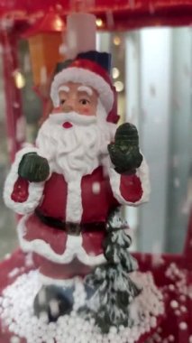 Düşen Kar Arkaplanındaki Noel Baba hatırası. Noel Baba, Noel için çocuklara bir hediye. Mutluluk ve Arzuların Tatmini kavramı. Kış Tatil Arkaplanı. Slow Motion Peri Masalı.