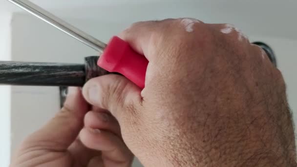 Close Handyman Hand Instalando Novas Persianas Apartamento Residencial Empresarial Trabalhador — Vídeo de Stock