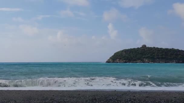 Una Spiaggia Nel Villaggio Diamante Sullo Sfondo Piccola Isola Cirella — Video Stock